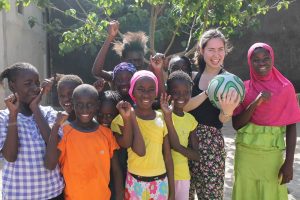 Naomi et les enfants pour le sport