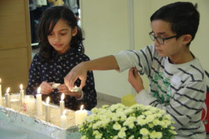 Les enfants allument les bougies